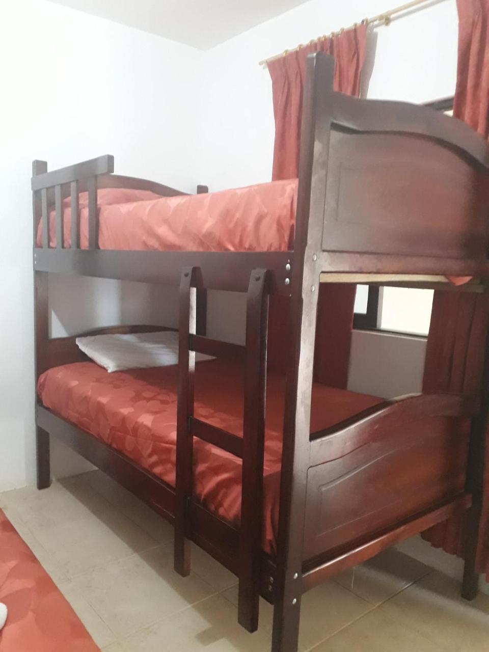 Hostal Humpback Internacional Puerto López エクステリア 写真