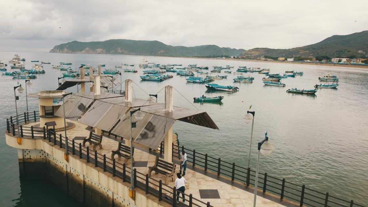 Hostal Humpback Internacional Puerto López エクステリア 写真