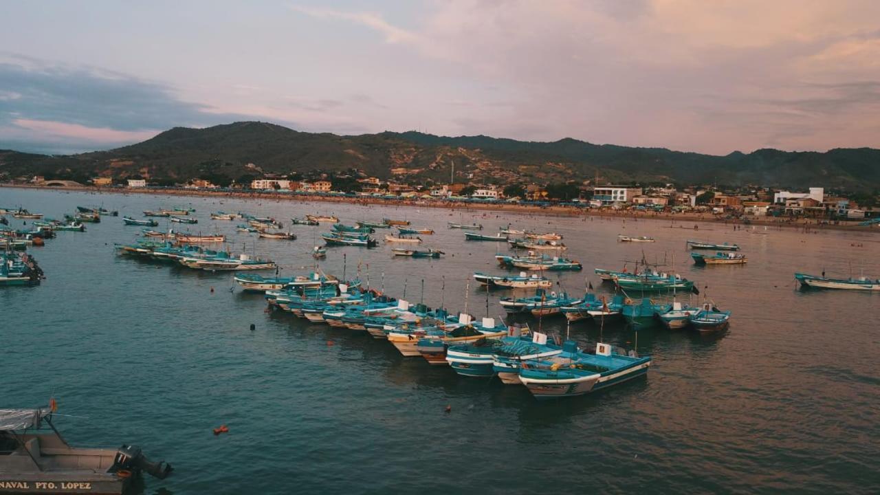 Hostal Humpback Internacional Puerto López エクステリア 写真