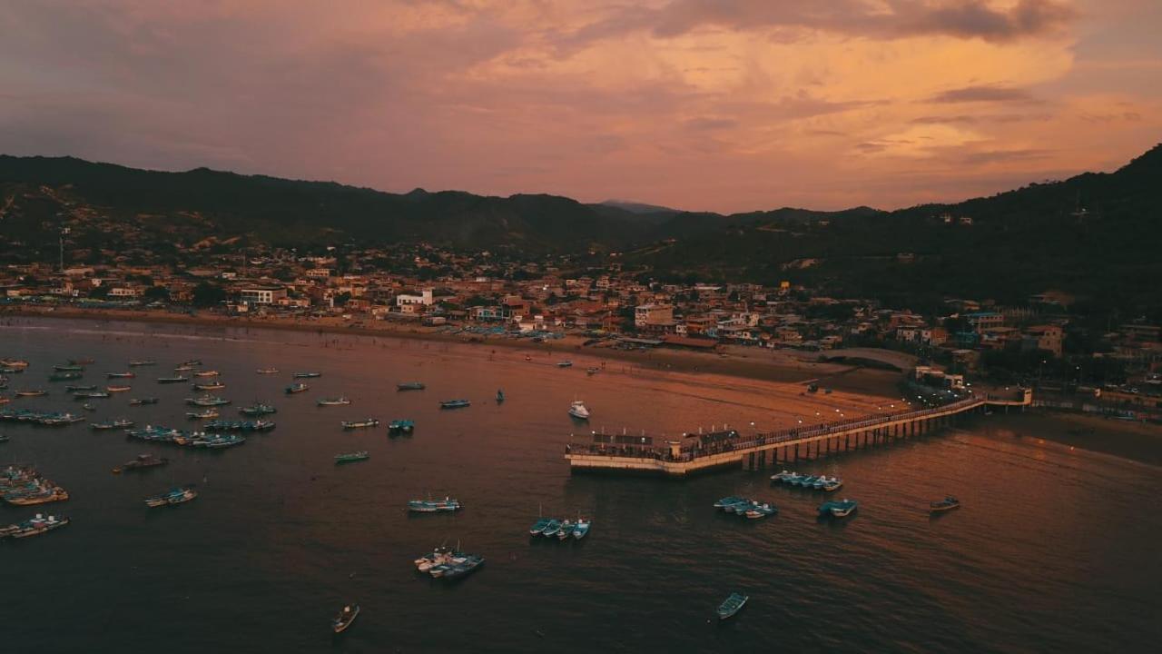 Hostal Humpback Internacional Puerto López エクステリア 写真